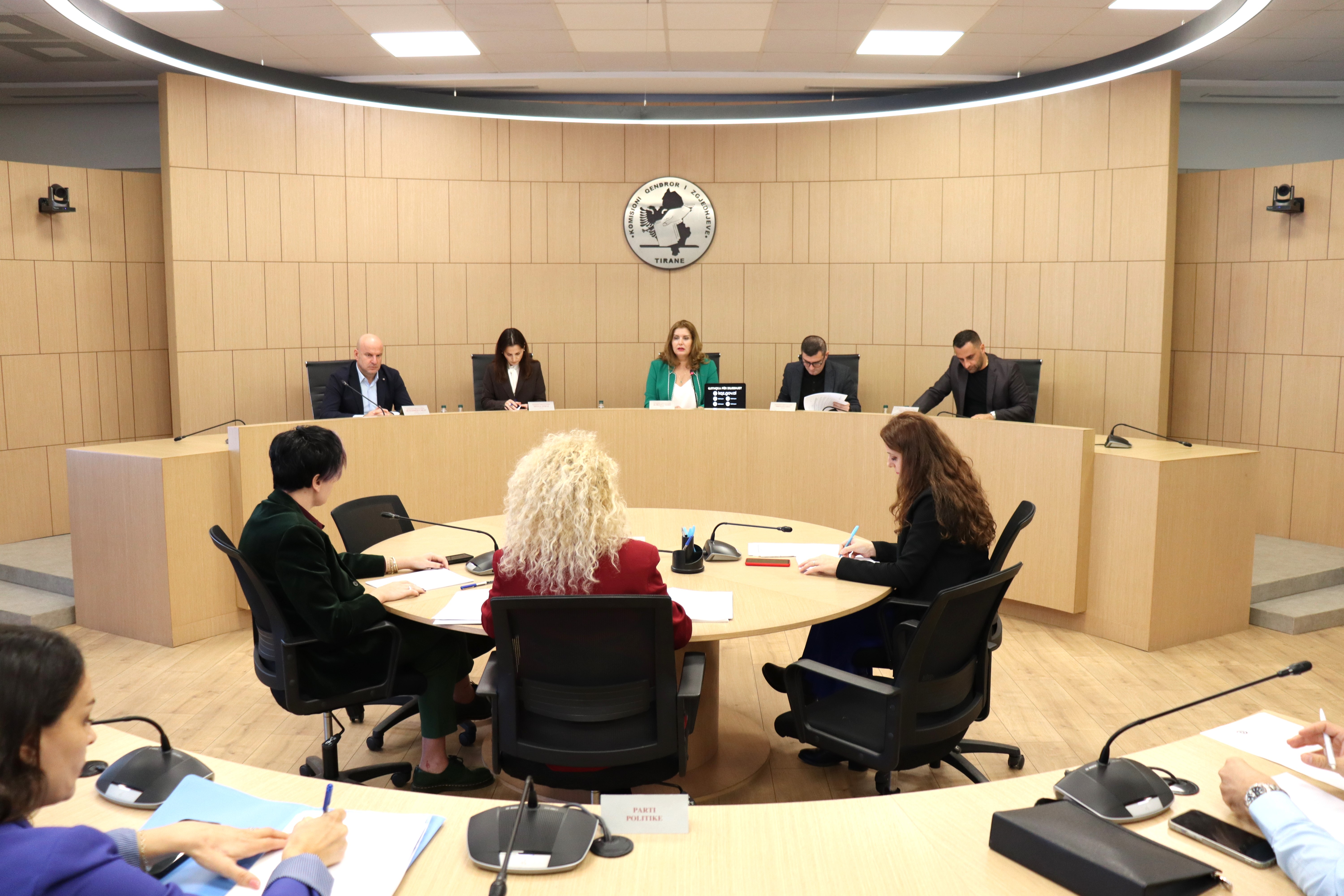 Afatet proceduriale për zgjedhjet e pjesshme në 6 bashki nuk marrin votat e nevojshme për tu miratuar